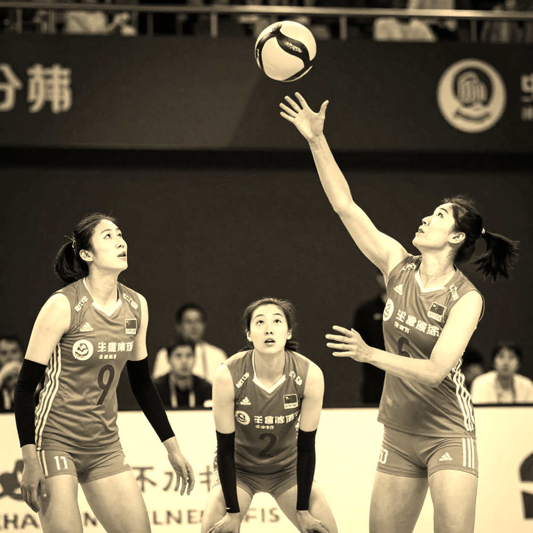 Chín chiều đọc một trận bóng: từ hình học sân cỏ đến quy tắc tài chính và nhịp VAR