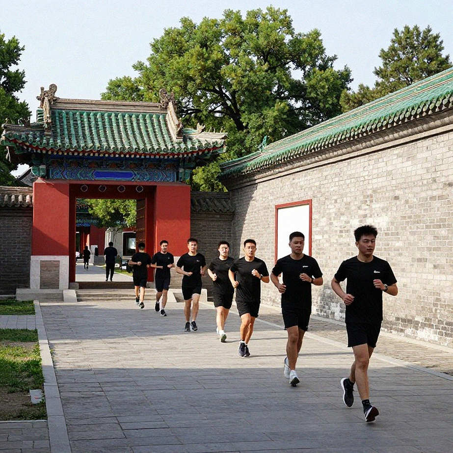 Hai cú đá của Tấn Sinh, tấm thẻ vàng và lỗ hổng giao thức mà V-League chưa vá