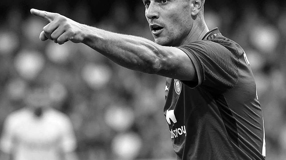 Ter Stegen, Maarten Paes và khoảng trống phía sau hàng thủ Ajax